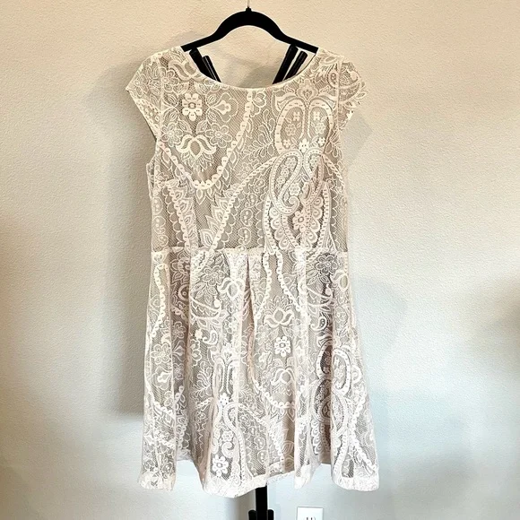 liz claiborne lace dress Liz Claiborne White and Nude Lace Overlay Bridal or Boho Style Dress Size 14